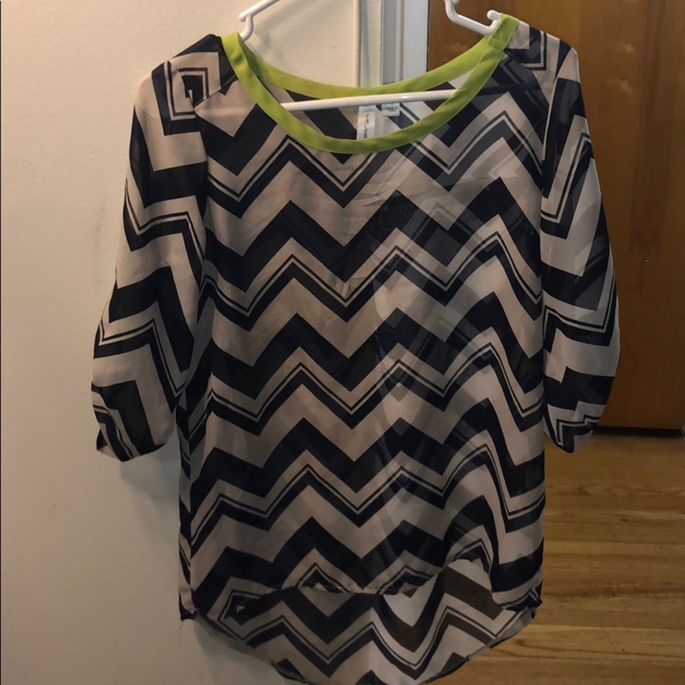 Pretty blouse , Size Small , fits like a Medium✨